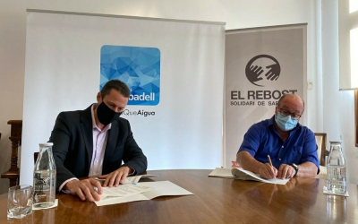 L’acord ha estat rubricat pel president del Rebost Solidari, Santiago Fuentemilla, i el director general d’Aigües Sabadell, Xavier Cabanillas | Cedida